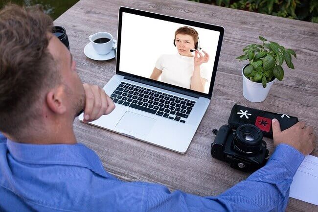 Un homme qui parle à une femme sur son ordinateur